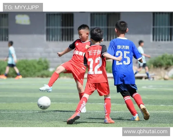 香港足球明星队霍家展现团结精神与竞技风采引领青少年热爱足球